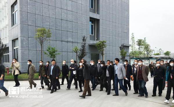 重庆市、区劳模代表团与区管委会领导共同参观名风木门