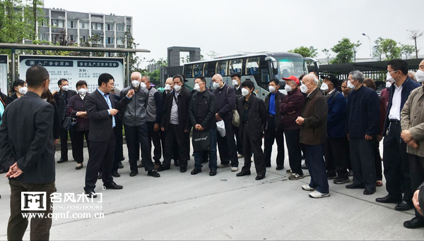 重庆市、区劳模代表团与区管委会领导共同参观名风木门