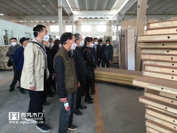 重庆市、区劳模代表团与区管委会领导共同参观名风木门