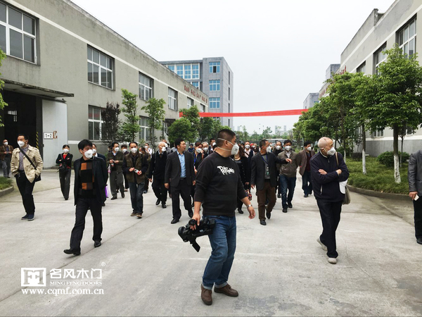 重庆市、区劳模代表团与区管委会领导共同参观名风木门