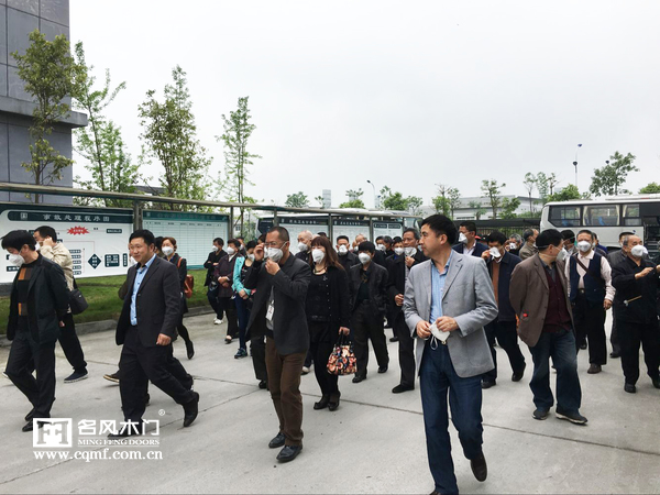 重庆市、区劳模代表团与区管委会领导共同参观名风木门