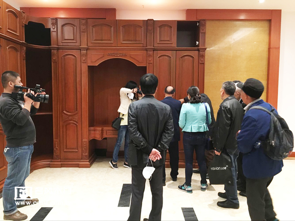 重庆市、区劳模代表团与区管委会领导共同参观名风木门